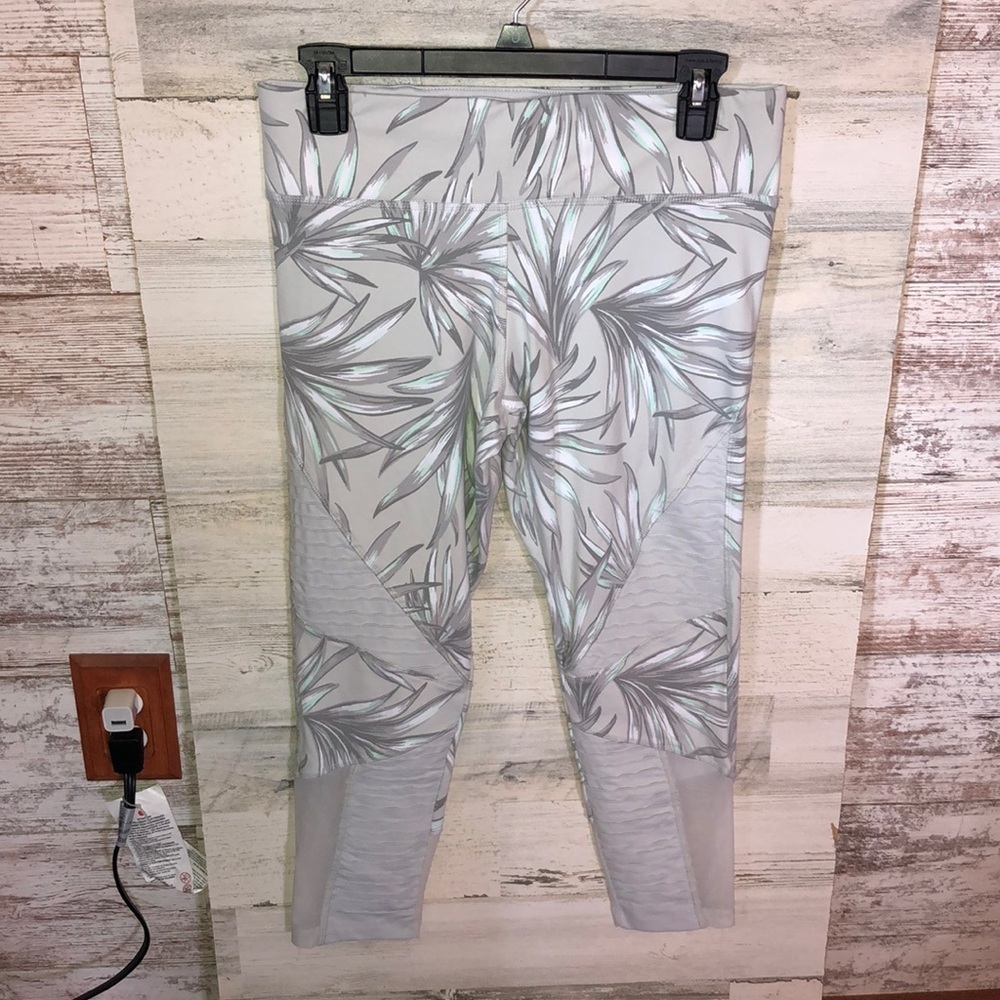 Pink victoria's Secret ultimate floral leaf leggings capri ankle pants medium​​​